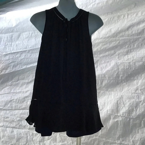 * Beautiful blouse size medium. (Box X ) - Picture 2 of 2